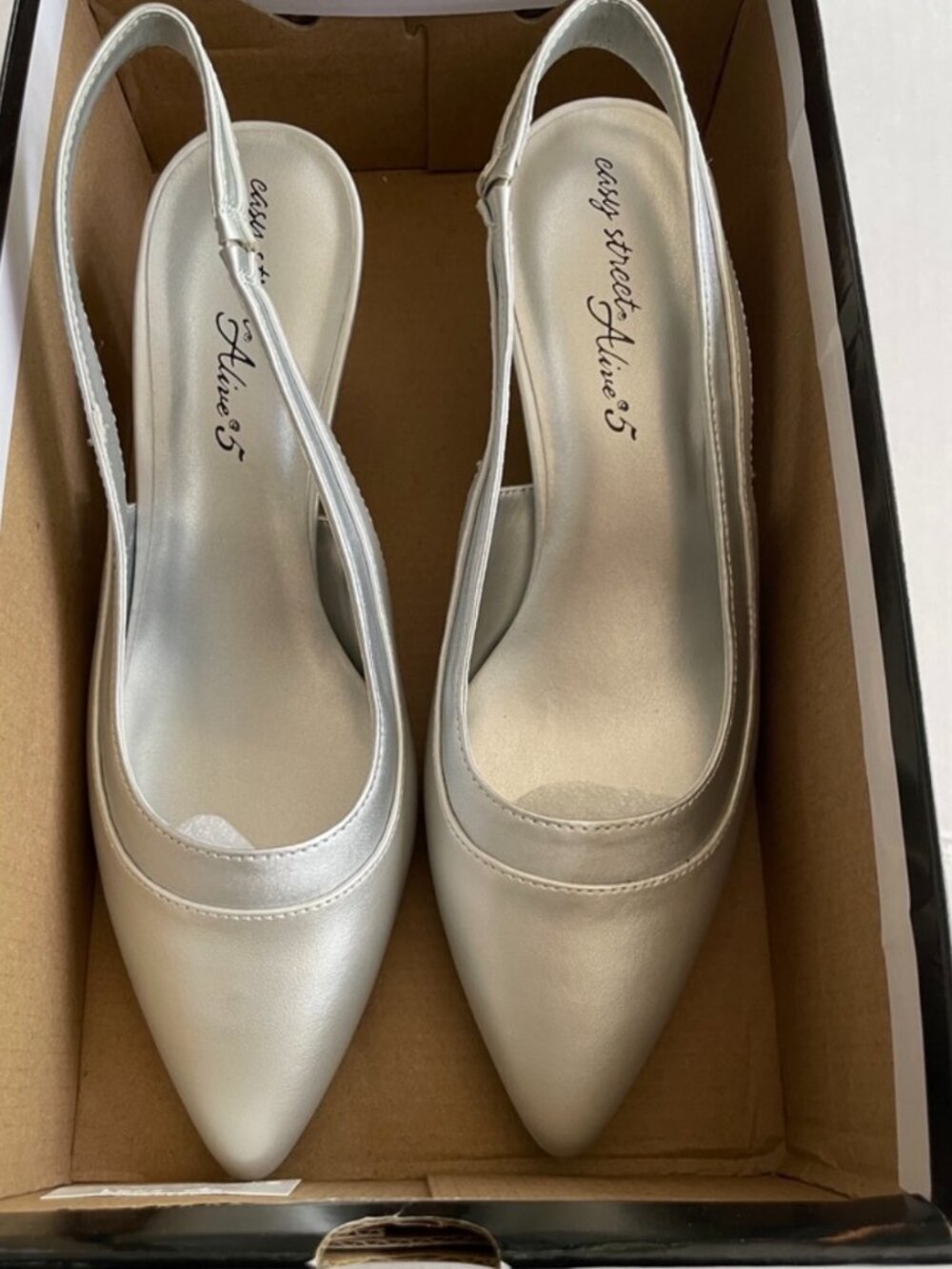 Easy Street Dessa Womens Pointed Closed Toe Low Heel Pumps NIB, Size 7.5